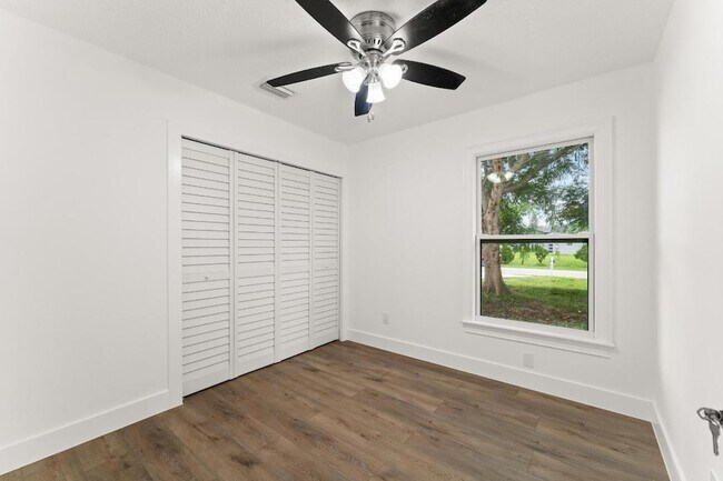 Building Photo - 1575 SW Fresno Rd