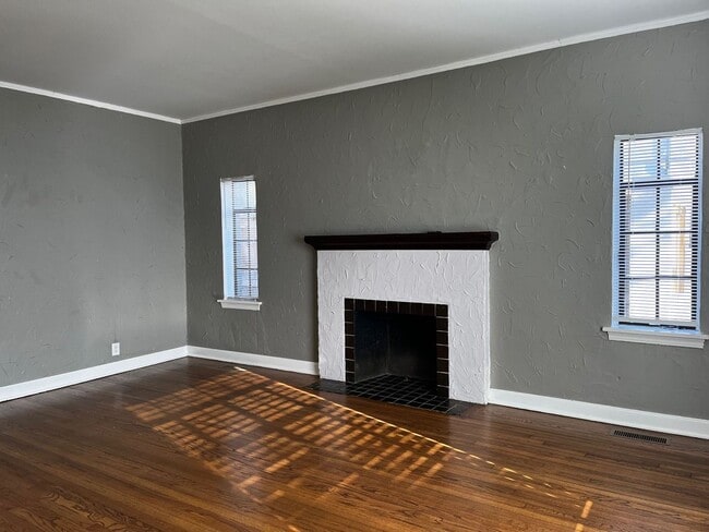 Building Photo - Historic Duplex near Plaza district!