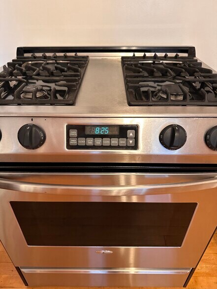 Stainless steel range - 7526 Lincoln Pl