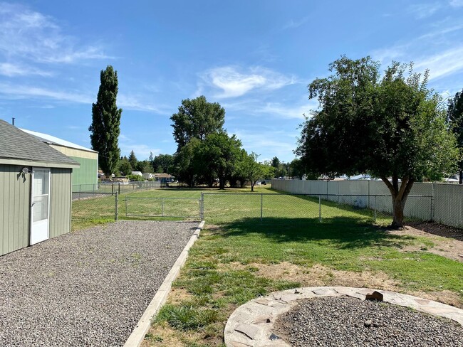Building Photo - Charming 2bdrm, 1.bath house with garage, workshop space and large yard