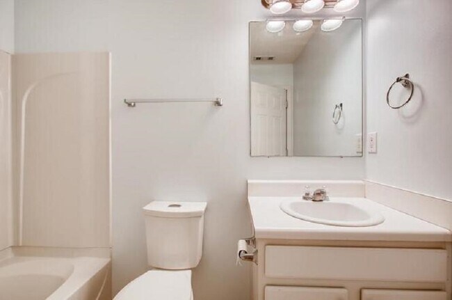 Bathroom 2 Level 3 view 1 - 433 Heritage Park Trce NW