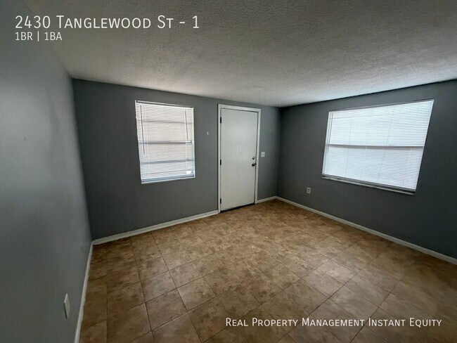 Building Photo - 2430 Tanglewood St