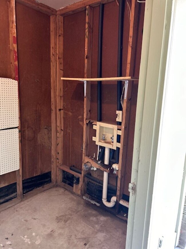Building Photo - COZY UNIT IN A DUPLEX