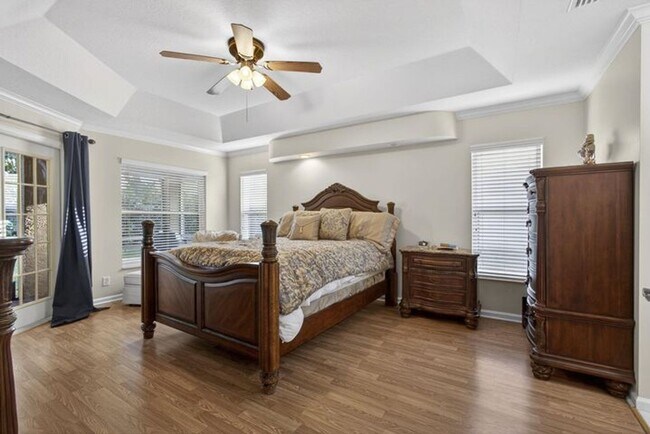 Building Photo - 146 Fernwood Crescent