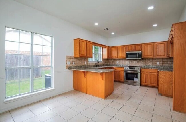 Building Photo - 1470 Forest St