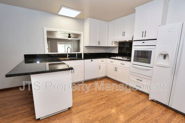Building Photo - 2128 W La Loma Dr