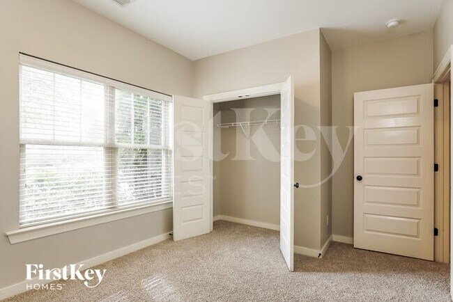 Building Photo - 604 Round Rd