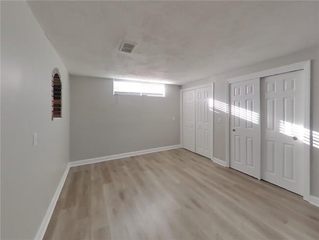 Building Photo - 1475 Valley Dr