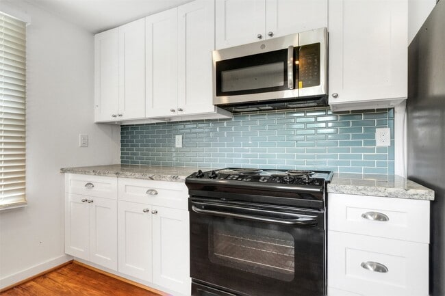 Building Photo - 129 E 31st 1/2 St
