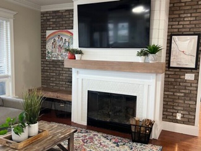 Building Photo - Very Spacious 6 bedroom home with amazing ...