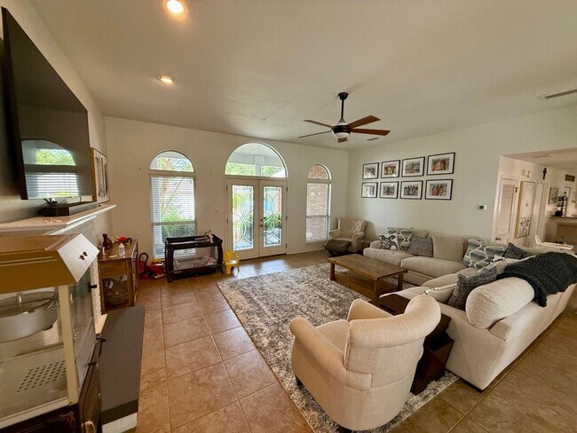 Building Photo - Stunning Bluewater Bay Home in Parkwood Estates!