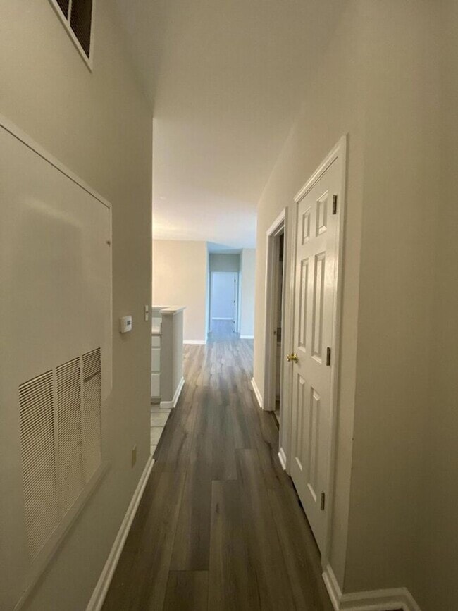 Building Photo - Beautiful Condo in Mount Pleasant!