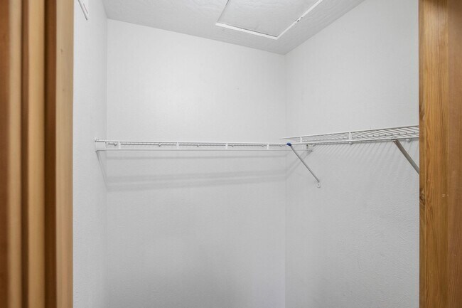 Building Photo - 2 Bed 2 Bath Condo - Near Shopping!