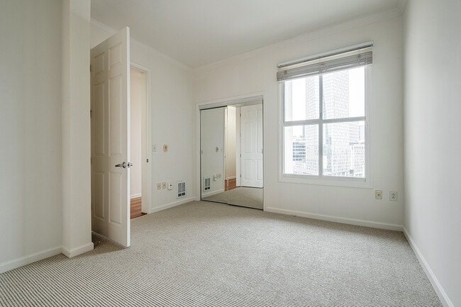 Building Photo - 140 S Van Ness Ave