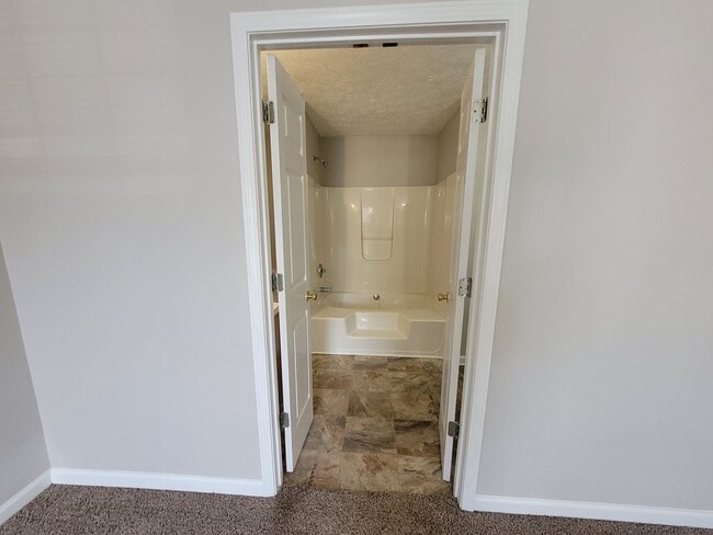 Building Photo - Gorgeous Split-Level 2 Story Home New Paint