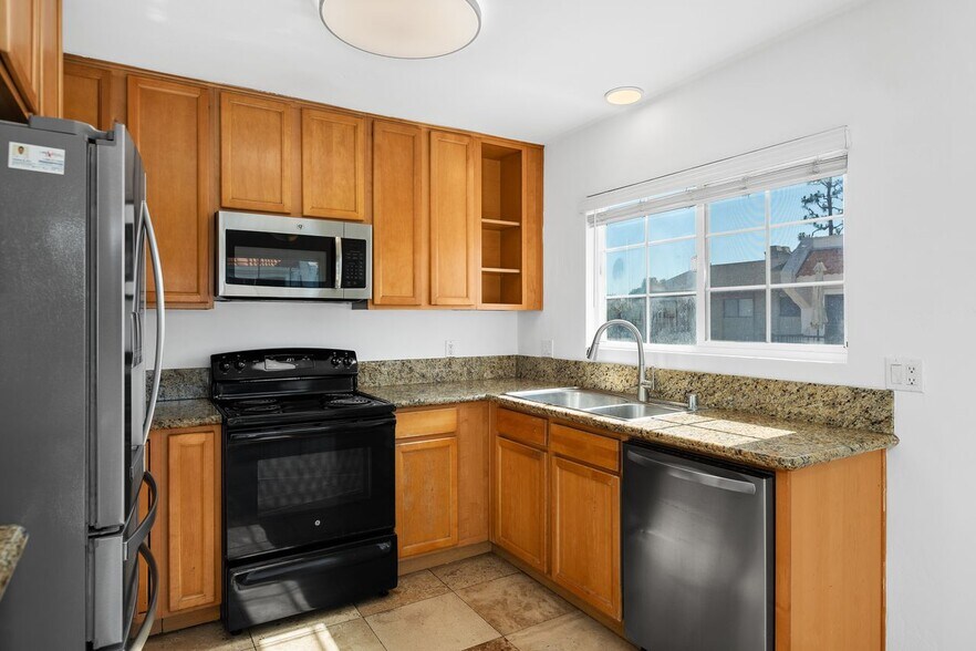 Building Photo - 1499 Broadway