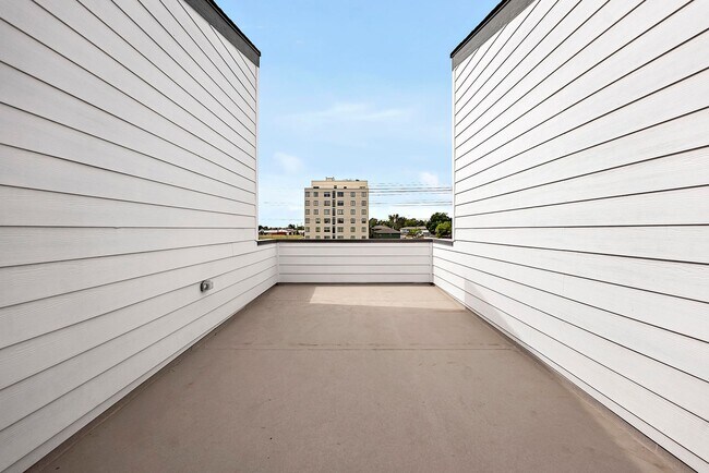 Building Photo - Last Townhouse Available! Beautiful Newer Build Close to Overlook Station