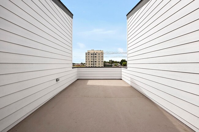 Building Photo - Luxury Townhome - 3 Bed 3.5 Bath at Overlo...