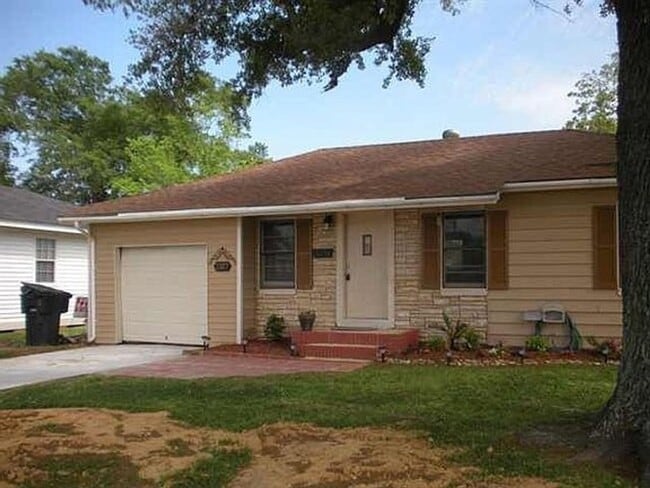 Primary Photo - 2 Bed, 1 Bath House, NISD!