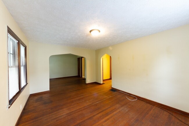Building Photo - 1 bed 1 bath. Located in desirable Christi...
