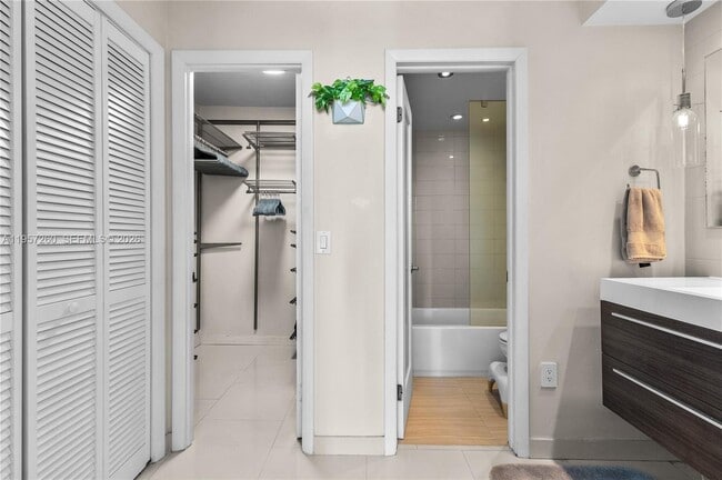 Building Photo - 1345 Lincoln Rd