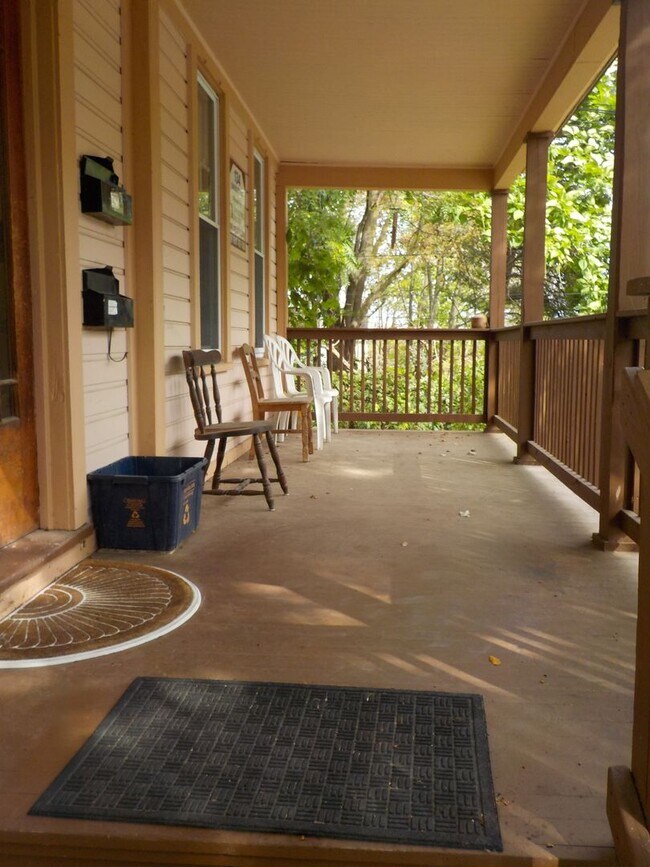 Building Photo - AVAILABLE 6/1/2026 Beautiful First Floor A...