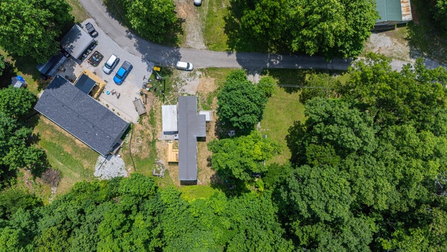 Building Photo - 220 Lakeshore Dr