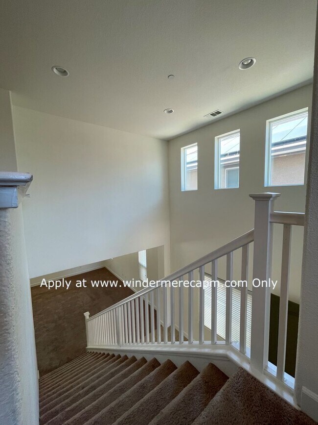 Building Photo - 4 BDRM 3 BA Bright Home with Open Kitchen ...