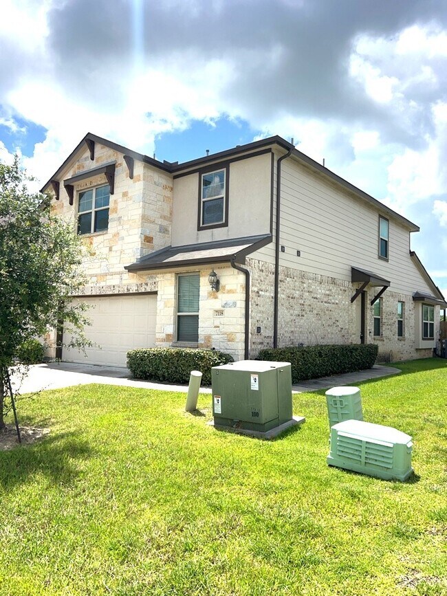 Building Photo - 7118 Fannin St