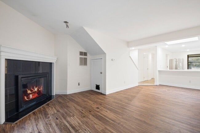 Building Photo - 2Bd/1.5Ba Kirkland Townhouse