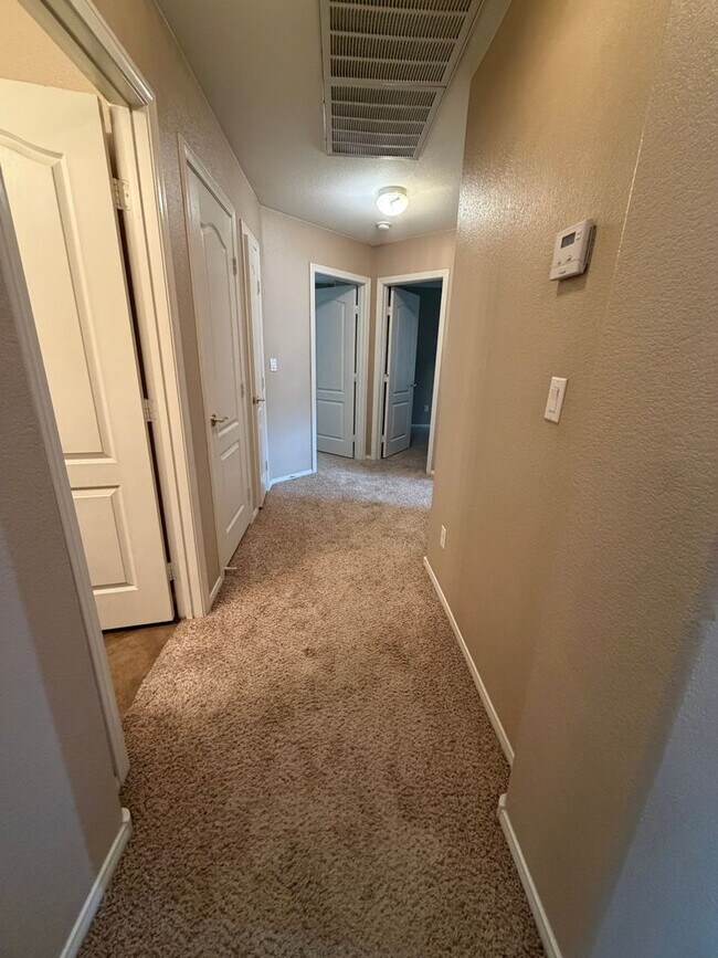 Building Photo - Spacious 4 bedroom