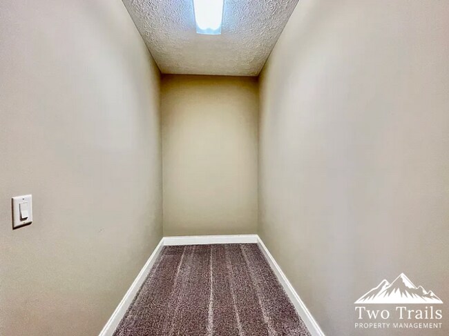 Building Photo - LUXURY MOUNTAIN LIVING IN GATED COMMUNITY