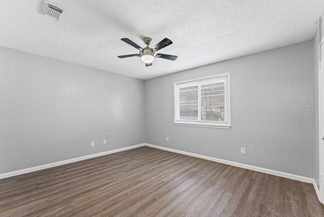 Building Photo - 2808 Pinewood Dr