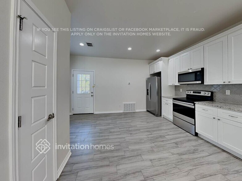 Building Photo - 318 Shady Bluff Dr