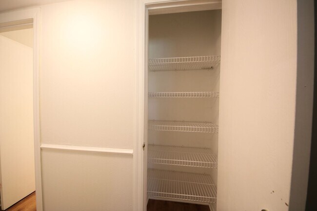 Building Photo - All Electric Second Floor Garden Condo for Rent in Wildwood