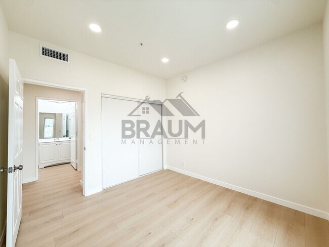 Building Photo - 11035 Moorpark St