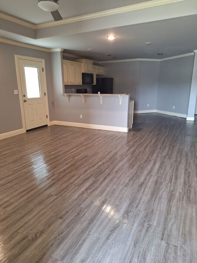 Building Photo - 3 bedroom Duplex