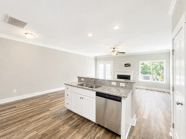 Building Photo - 722 Elmbrook Dr