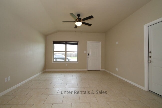 Building Photo - Loaded With Amenities!