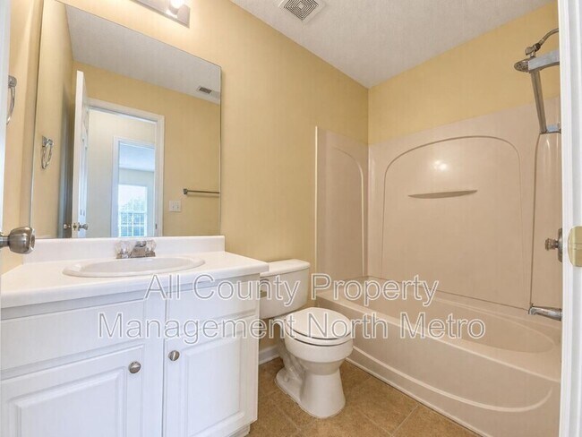 Building Photo - 135 Primrose Dr