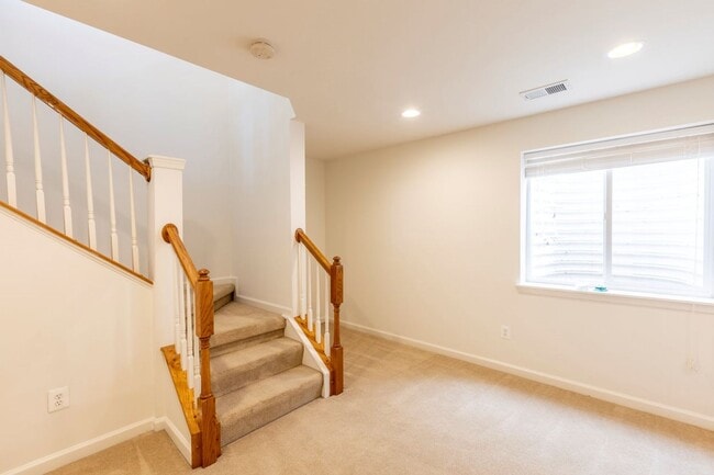 Building Photo - 2042 Lockwood Dr