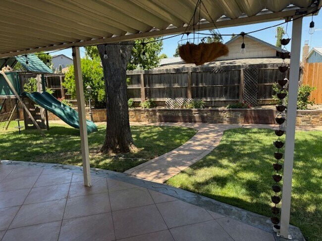 Building Photo - Wonderful 4 bedroom single story with sola...
