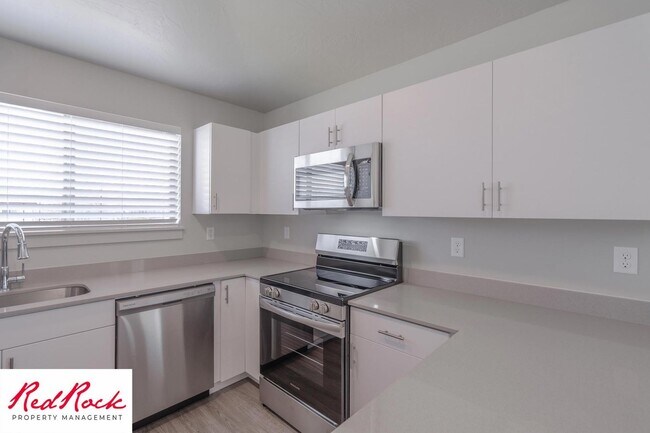 Building Photo - Charming 2 Bedroom End Unit Condo - Pet Friendly!