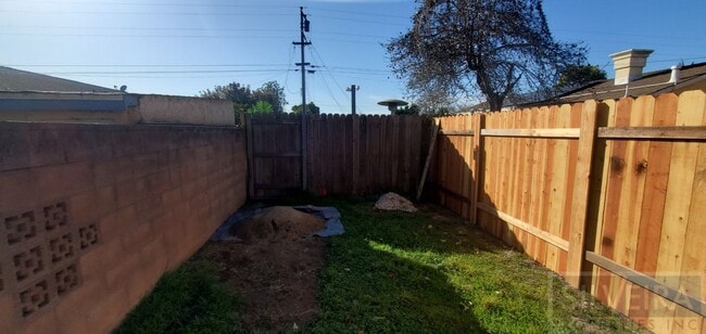 Building Photo - Private 2 Bedroom Unit