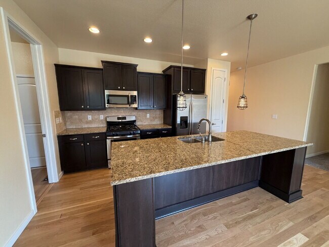 Building Photo - 15952 Village Cir E