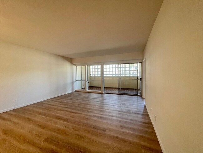 Building Photo - AVAILABLE NOW !! 2 Bedroom 2 Bathroom Cond...