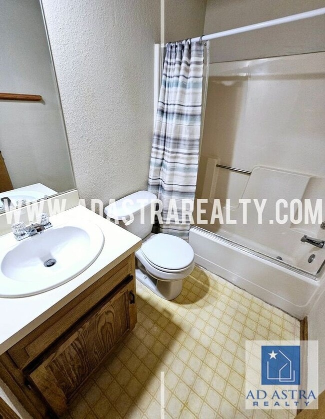 Building Photo - Beautiful Updated Duplex in Grandview-Available NOW!!