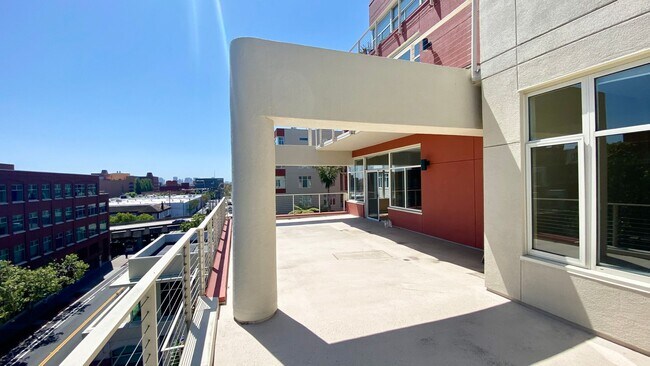 Building Photo - Bright 2 bedroom with open floor plan and spacious terrace!