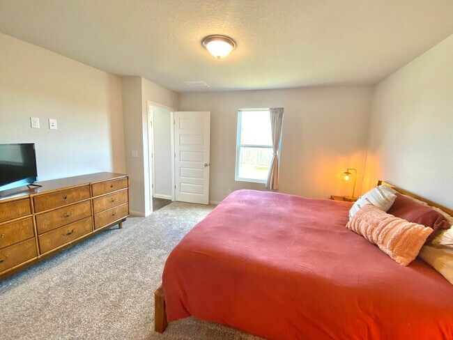 Building Photo - Modern Comfort Meets Peaceful Living – A s...