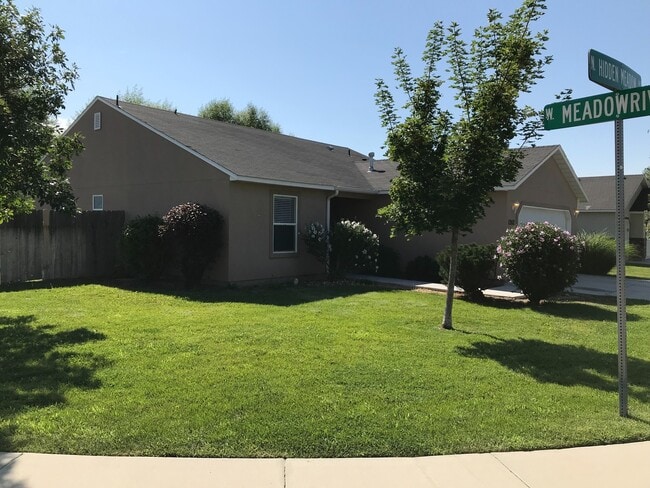 Building Photo - 3 bed/ 2 bath... 2 car garage... Single Level...In the Meadowbrook Subdivision.